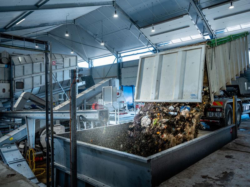 Renovationsbil læsser madaffald af