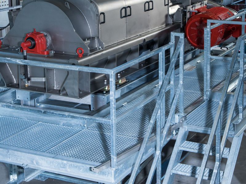 Forbehandlingsanlæg til madaffald med platform